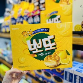 Bánh quy kẹp kem vị chanh Crown 322g